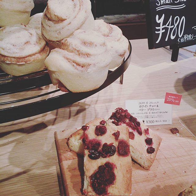表参道にDEAN＆DELUCAができてたの知りませんでした！　朝食用のマフィン購入。#deananddeluca (Instagram)