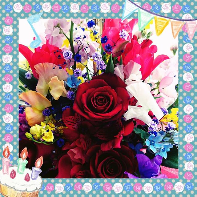 #誕生日 にカレから貰ったお花！　今までピンクメインだったけど今年は赤。綺麗な　#フラワーアレンジメント 　#誕生日プレゼントモラッタ