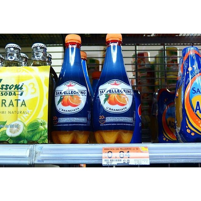 イタリア・フィレンツェで飲んだ超美味しい炭酸オレンジジュース#sanpellegrino これ、日本に入ってこないかなぁ。果汁感が日本の炭酸オレンジとは全然違うんだよね。イタリアはレモンソーダとオレンジソーダがおいしすぎます！！ #イタリア #italy #オレンジソーダ #ジュース #イタリア土産 #orange #フィレンツェ