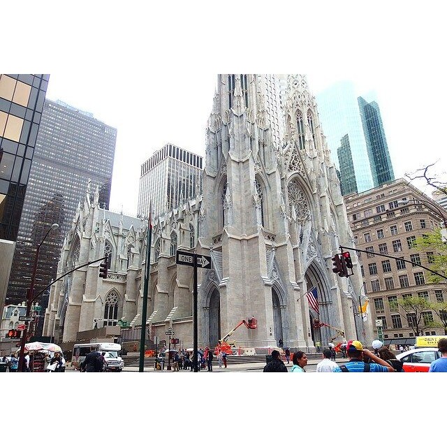 大好きニューヨーク。古い建物と新しい建物の融合がとてもすてき。コレは去年ニューヨークにいったときの写真。また行きたいなぁ。#旅行 #旅 #ニューヨーク #教会 #女子旅