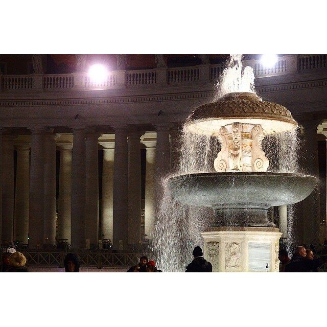 夜のヴァチカンの噴水。#ローマ #イタリア #ヴァチカン #italy #vatican #噴水 #旅行写真 #ヨーロッパ #夜景 #世界遺産